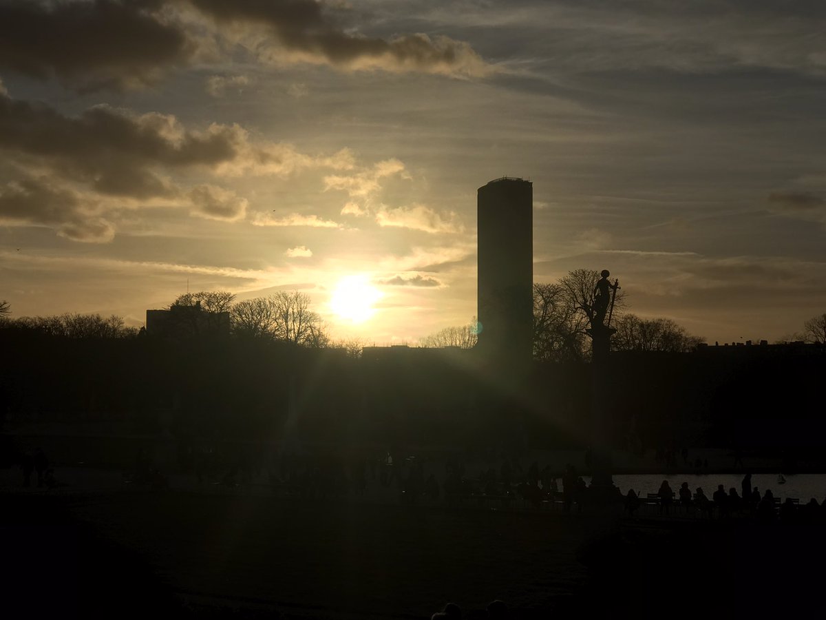 Promenade à Paris ! Fin d’après-midi sur le parc du Luxembourg et le Panthéon puis coucher de soleil sur la tour Montparnasse… L’incomparable magie de Paris ! <a href="/Paris/">Paris</a> <a href="/VisitParisIdf/">Paris Tourisme</a> <a href="/atout_france/">Atout France</a> <a href="/francediplo/">France Diplomatie 🇫🇷🇪🇺</a> <a href="/MinistereCC/">Ministère de la Culture 🇫🇷</a> <a href="/AllianceFrT/">Alliance France Tourisme</a> <a href="/LaTourMontpar/">TourMontparnasse</a> @WelcomeCityLab