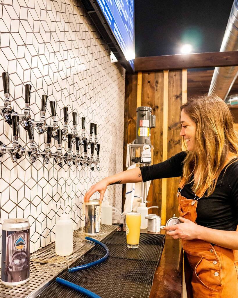 Only thing better than Sunday Funday is a snowy Sunday Funday ☃️ come enjoy the beautiful snow fall with a cold beer and some live music here at the brewery! 

@splendersonn will be jamming out for us tonight from 6-9pm and he always brings the good times 🎶🍻

#distantbrewing