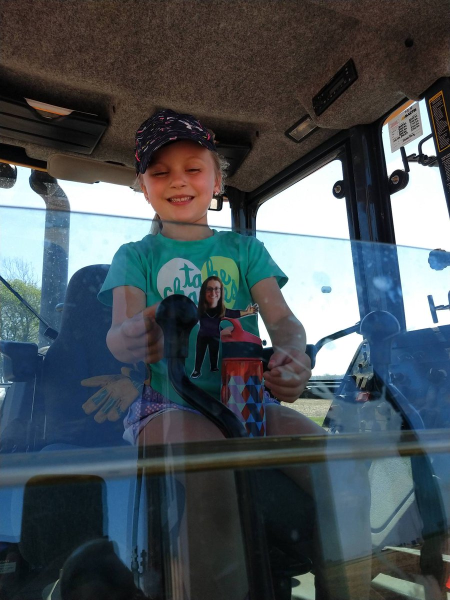 redneckredbird's tweet photo. @FLOLOfarms @DFarms001 @TOrganics1456 @PETERSONIHFARMS @tmonteIH @cfarms76 This was a couple years ago but seems like yesterday. U get warned of them growing up fast, but until you see for yourself, u don't know. https://t.co/Ha2lRbkwdD