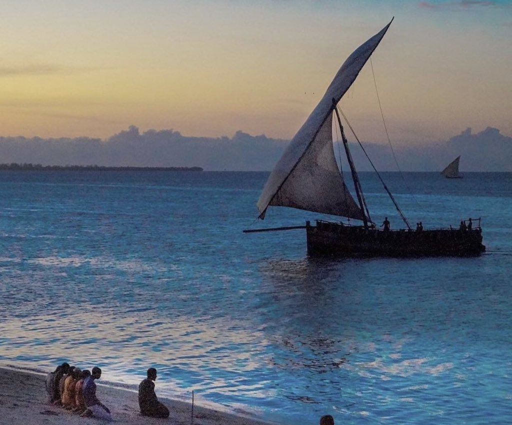arab11__'s tweet photo. Maghrib prayer in the ocean https://t.co/YRuiMops2O