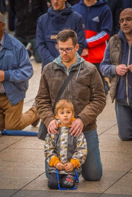 Enséñales a tus hijos a estar de rodillas ante Dios para que no se arrodillen ante el mundo. #SéLuz.