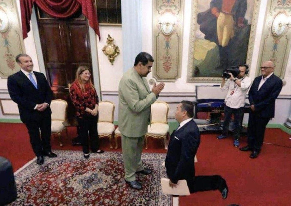 EddyMaidique31's tweet photo. @OpinoYVivo @mv_negra2 @franjesus1 @JAVIERBERTUCCI @franherr63 @filomeno_trumps @FannyGuilarte @lahijaderam @Orenji_Ra @razapatac @yamilaudio @AEnriquemichel1 Tú si dices “verdades”, cómo que es miserable de Bertucci es un hombre honesto, político y diplomático que cumple con la democracia 😂😂 que buen chiste 🤧🤧 https://t.co/Q7xDvtQrSI