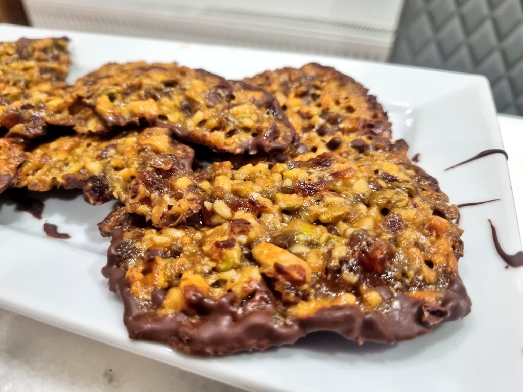 GFrance13's tweet photo. Weekend bakes with the office bestie ๐ฅฐ #TottenhamCake #Florentines https://t.co/9leoVIz0lM