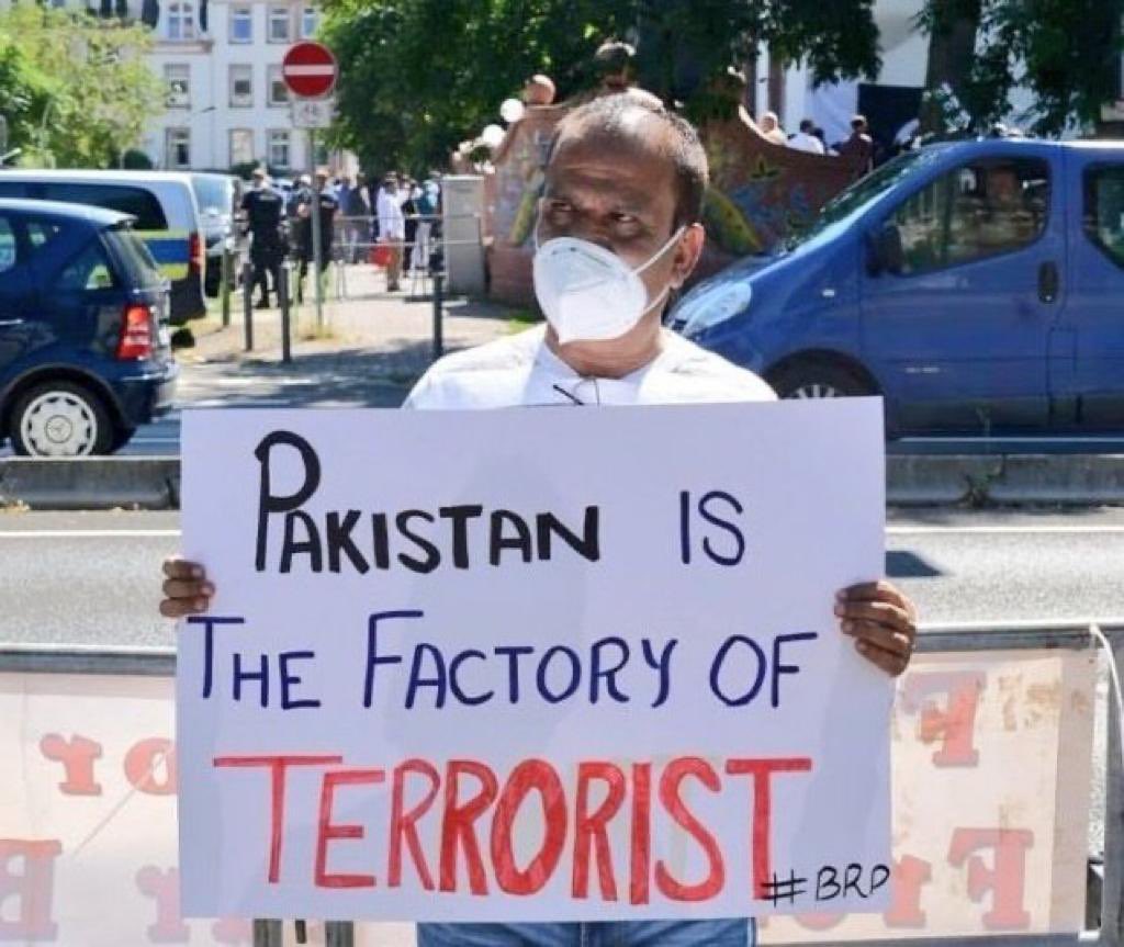 WatandostK's tweet photo. @HamidMirPAK Not unknown persons,
But Pakistani ISI intelligence dept.
#SanctionPakistan
#Baluchs
#FreeBalochistan which is their rights
#MissingPersons
#Terrorists
#StopPakistanFromProducingTerrorists https://t.co/yHHeb8EY3x