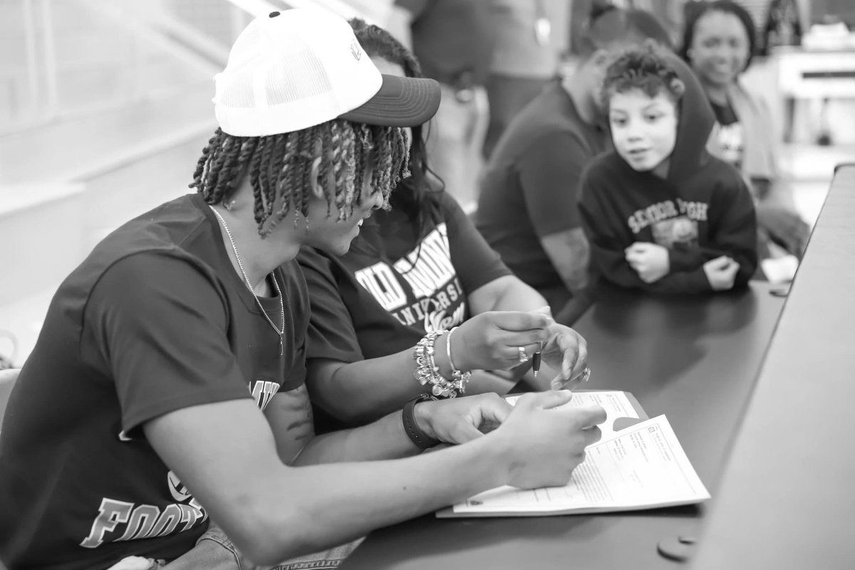 1JordanSaunders's tweet photo. Pen to paper ✍🏾 @ODUFootball @TorreySmithWR @WLHSEaglesFB https://t.co/v9AT1HECmH