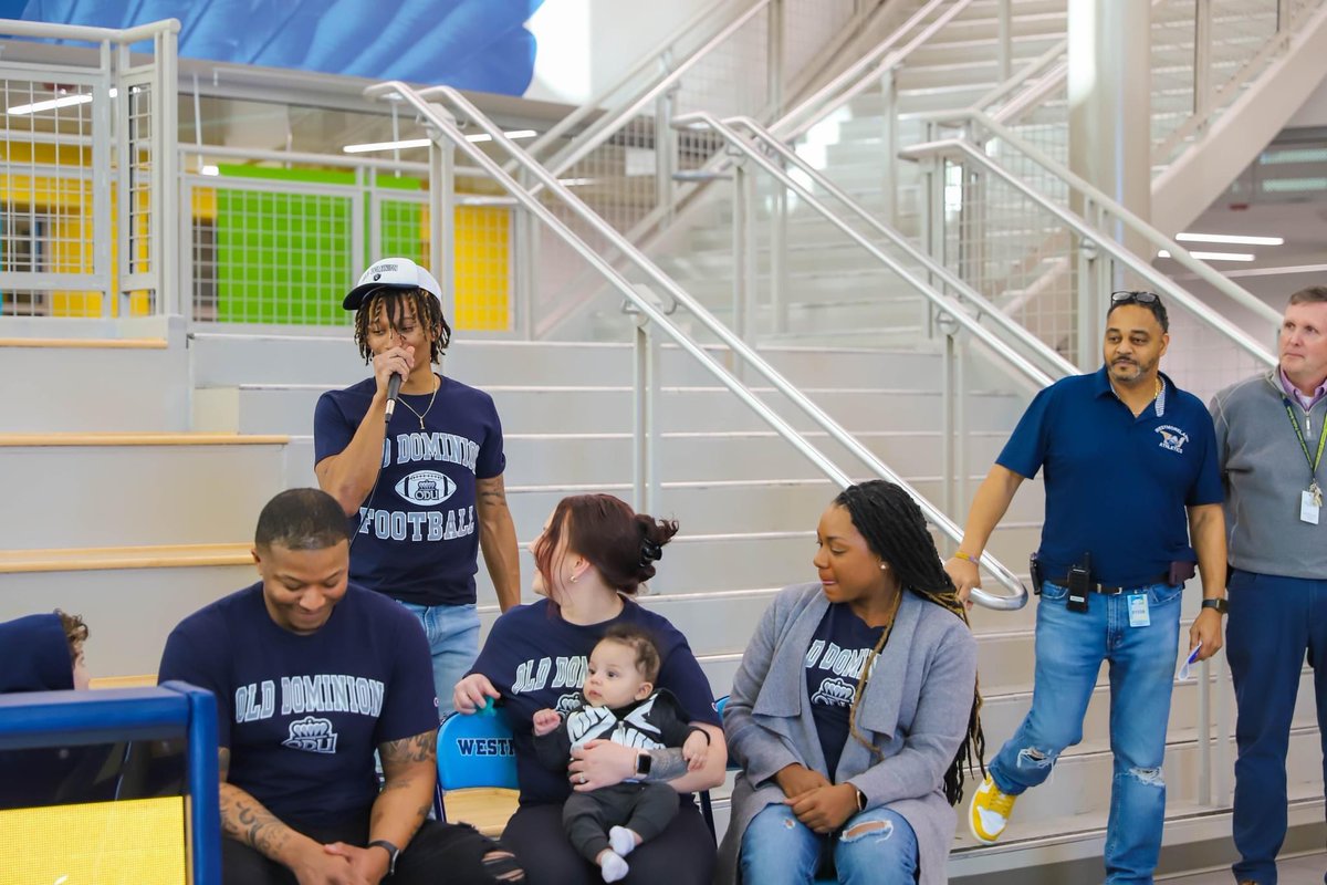 1JordanSaunders's tweet photo. Pen to paper ✍🏾 @ODUFootball @TorreySmithWR @WLHSEaglesFB https://t.co/v9AT1HECmH