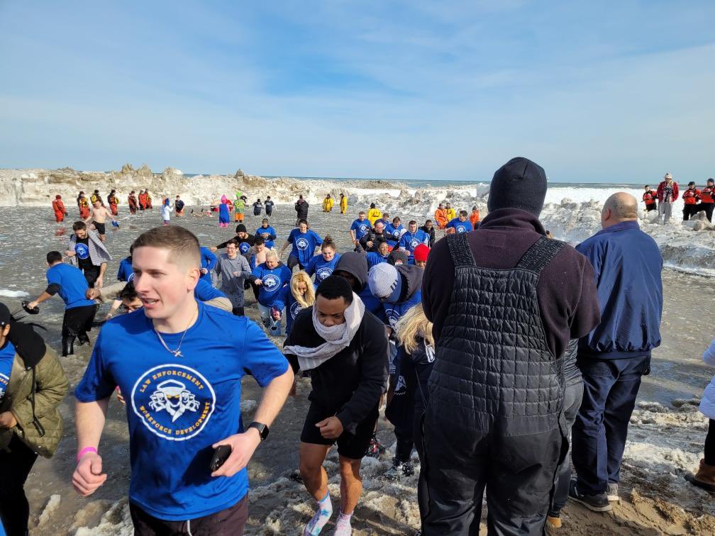 This afternoon the recruitment unit along with future officers from our workforce development program took part in the Polar plunge for @SpecOlympicsNY. You can bet it was very cold but we had a blast! 🥶

#family
#wewantitmore 
#freezinforareason