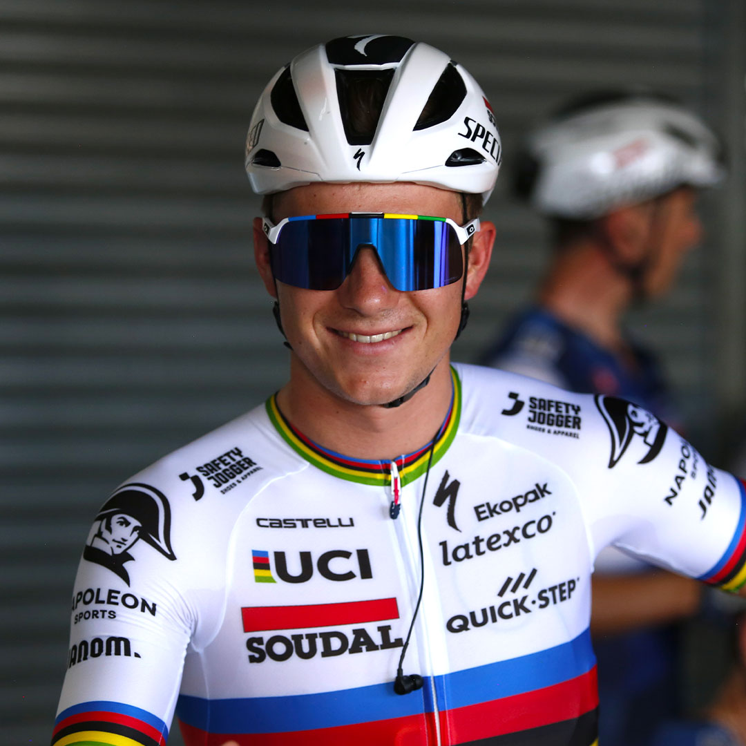 🌈 Get your hands on an exclusive Rainbow Jersey, signed by Remco Evenepoel. Discover more, visit our YouTube channel: youtu.be/cloGBRLsZuY Good Luck! @soudalquickstep #castellicycling #remcoevenepoel #evenepoel #soudalquickstep #thewolfpack