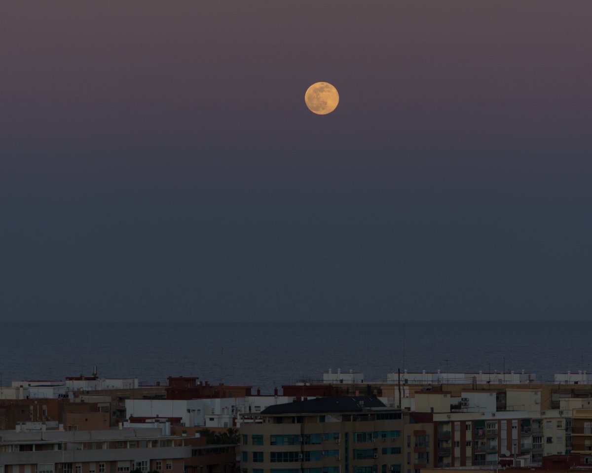 crisalmar11's tweet photo. Bona nit #lunallena #februarymoon #lunadenieve https://t.co/4Uwt7n2oON