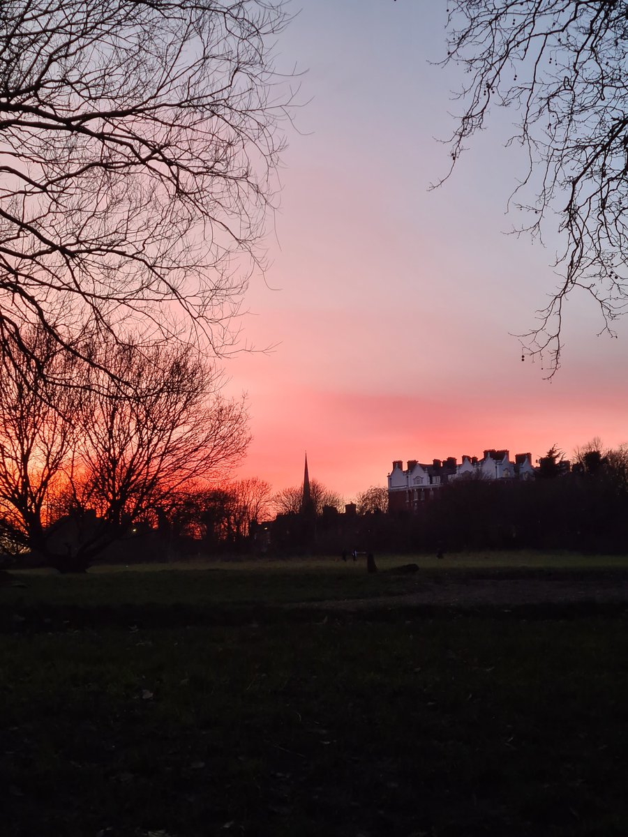 Glad that I managed to capture another set of sunset pics on Hampstead Heath for a Sunday evening! My efforts will probably stop soon though just like any resolutions that I've tried in the past! 🌇 
#SunsetSundays #HampsteadHeath #London #NW3 #thephotohour #goldenhour