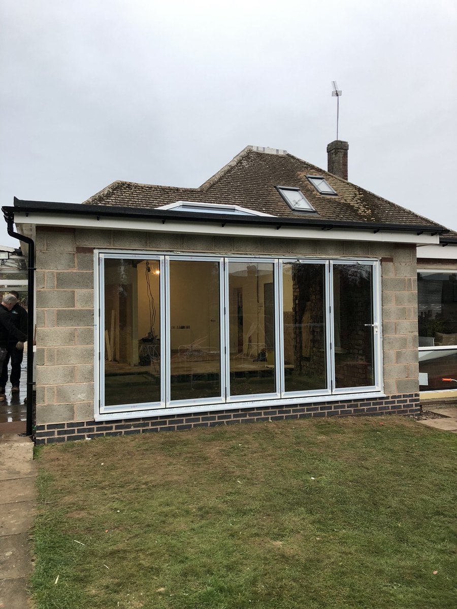 CountyCon's tweet photo. Rear extension complete with roof lantern and two sets of bi-folds https://t.co/2mXYGQn9HK