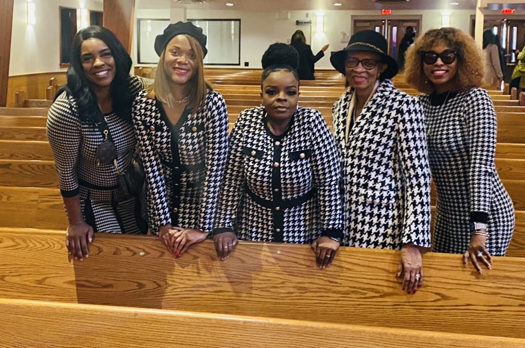 KimChannel8's tweet image. Making friends that just “show up” dressed like me @AlfredStreetBC Won’t He do it! 🙏🏾🙌🏾