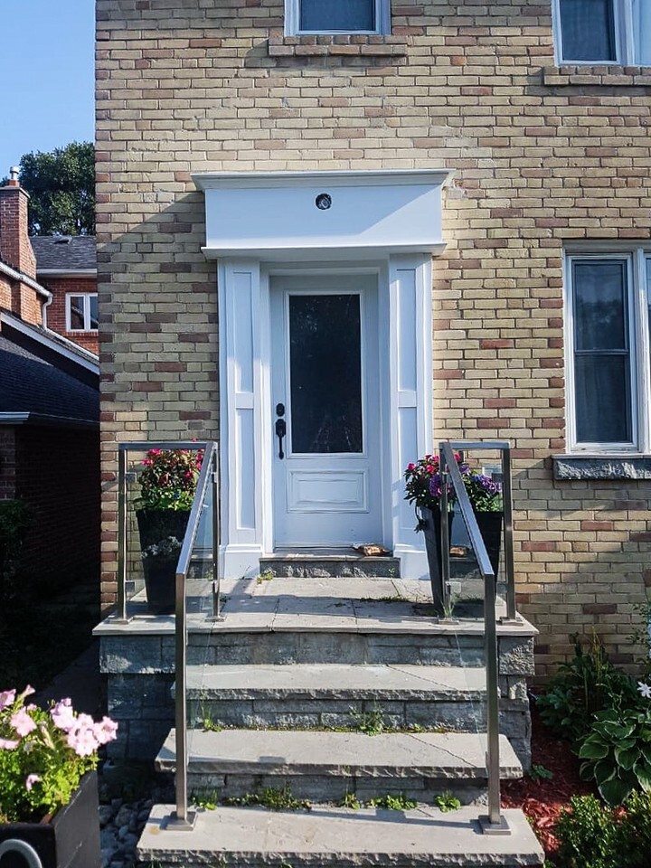 Elite_Trimworks's tweet image. Check out this before and after look at the updated style of this door. We love the change in both the header and pilasters next to it! Swipe to see the before picture! 

#columns #pilasters #doorheader #beforeandafter #exterior #exteriordesign #houseren… instagr.am/p/CoSrOehsHLU/