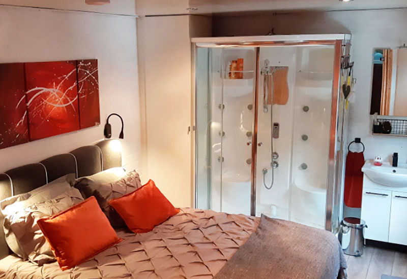 This B&amp;B with wellness is located in the backyard of the owners, but has its own entrance and entrance. There is free coffee/tea, a mini fridge, WiFi, a smart TV, a Finnish sauna and a steam cabin with shower and there are private sanitary facilities.
adults-only-guide.com/sleep-wellness…