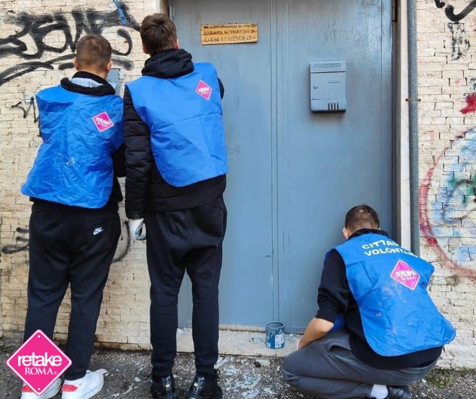 Retake_Roma's tweet photo. Siamo veramente stanchi di continuare a vedere #Roma vittima di #degrado e trascuratezza. Unisciti a noi, risolleviamo insieme questa città. Se vuoi scoprire come partecipare, clicca qui: https://t.co/KMR26CDBju #RetakeRoma #Ambiente #volontariato https://t.co/fSFclOUf9a