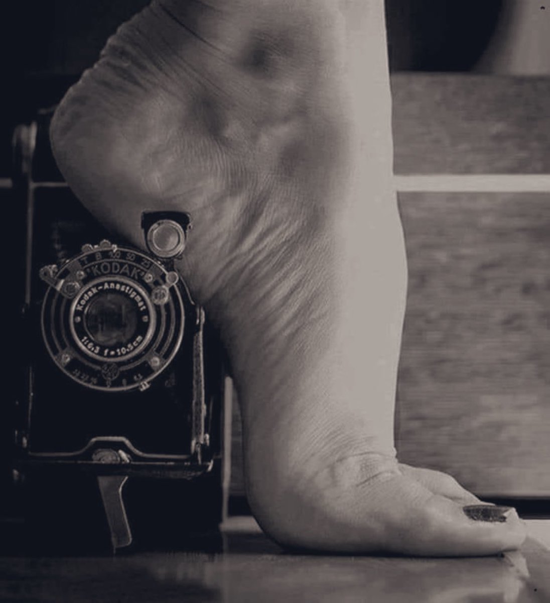 لا أسأل هل قبلك احدهم في باطن قدمك
أسأل هل قبلك أحدهم في ركبتك من الخلف حيث عرقك الساكن حين تثنين القلب وقدميك؟