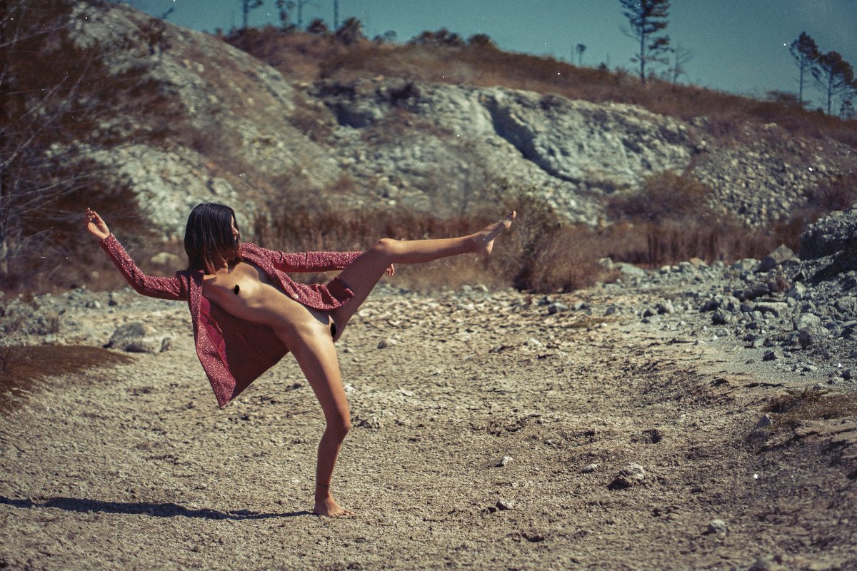 ▲ ● ■

“Naked”
1/1
0.1
Photography