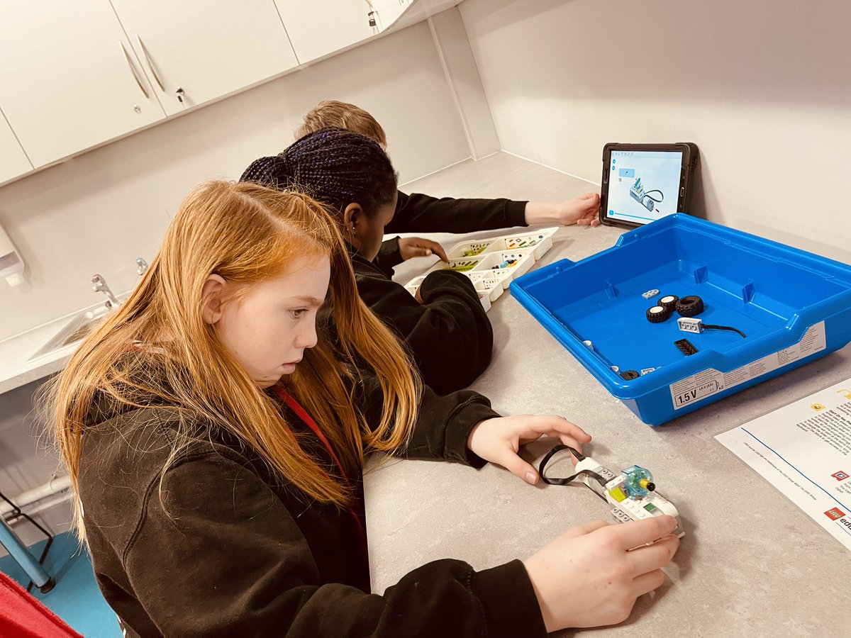 SchoolHillside1's tweet image. #HillsideCodingClub had a fantastic robotics workshop @AberdeenSci where they worked in Teams to build chosen projects using @LEGO_Education #WeDo. @DigitalXtraFund @DigiSkillsEd @codeclubscot @CodeClub