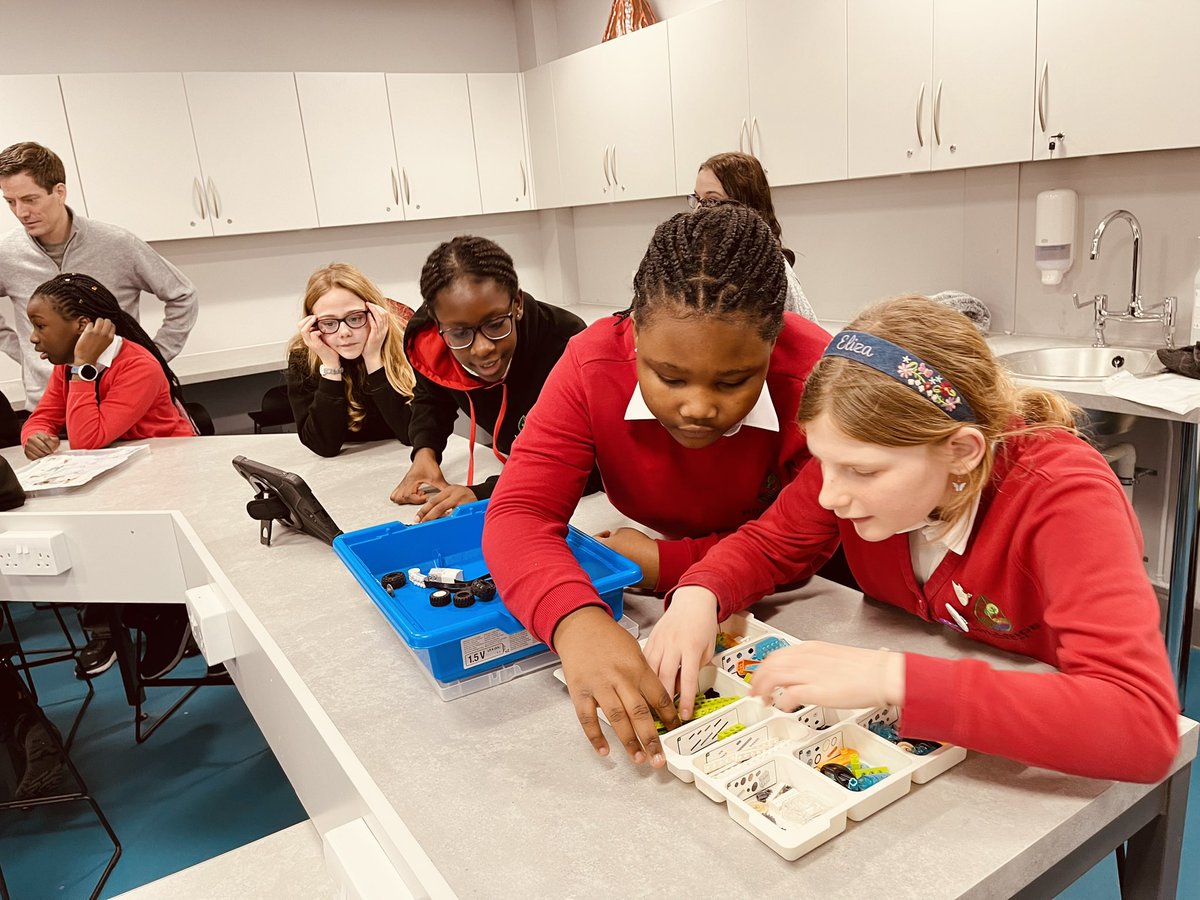 SchoolHillside1's tweet image. #HillsideCodingClub had a fantastic robotics workshop @AberdeenSci where they worked in Teams to build chosen projects using @LEGO_Education #WeDo. @DigitalXtraFund @DigiSkillsEd @codeclubscot @CodeClub