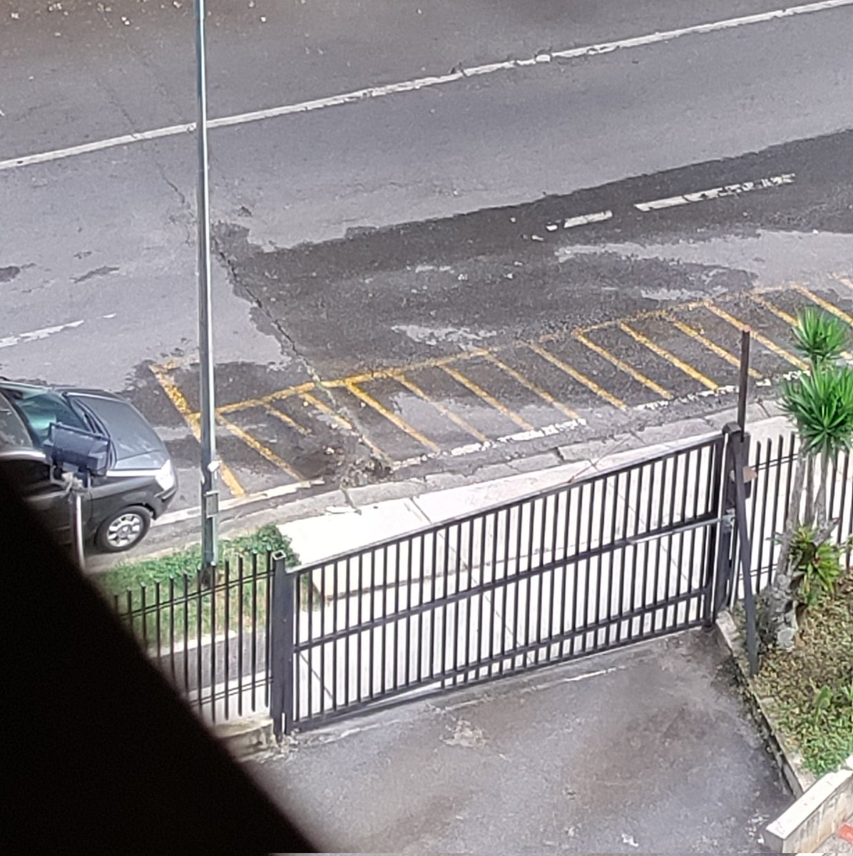 carolamontero17's tweet photo. @HidroCapital2 Buenas tardes. Bote aguas blancas en toda la entrada a estacionamiento Edif La Colina A, en parte alta de La Bonita. Obviamente sólo cuando llega agua es que se ve. Es decir, a veces. Por favor atender, antes de que empeore. Gracias. https://t.co/SA7yxWFMjz