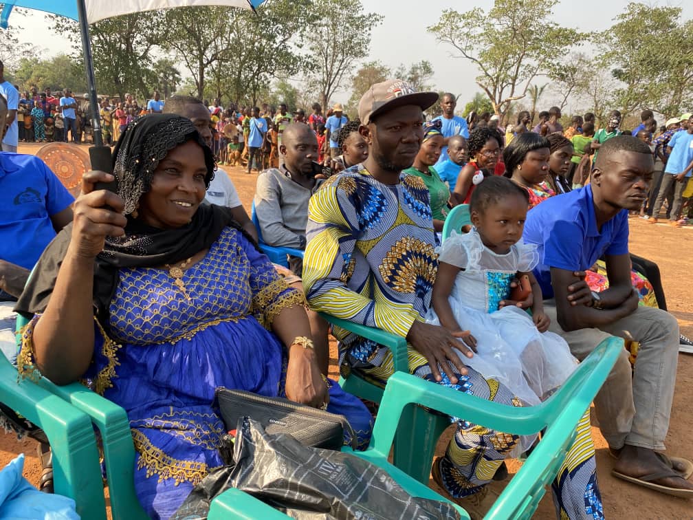 AbaloOuboule's tweet photo. Dans le prolongement de l'émission publique d'hier sur #désinformation, immense  succès pr celle de ce dim sur cohésion sociale et vivre-ensemble à #Bambari . Reportages  sur la #Ouaka à suivre sur antennes @RadioNdekeLuka 
@SwissDevCoop 
@EricMarclay 
@UEenRCA 
@FondHirondelle https://t.co/CwQy6M7Ee1