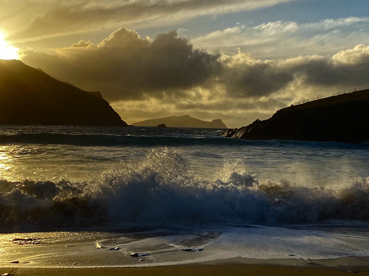 TeeFarr's tweet photo. An lá dár gcionn….#WildAtlanticWay https://t.co/Xf7rzlZttA