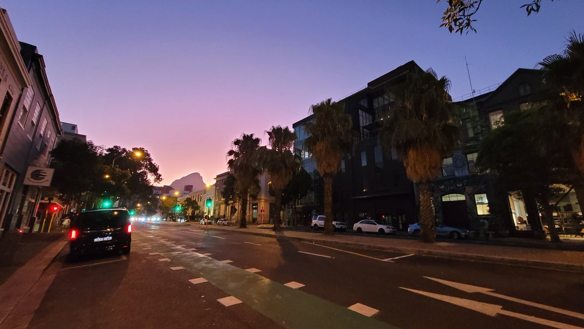 This first #SundaySunsets of 2023 is brought to you from South Africa! I'm currently sitting at the airport on my way home from a fabulous 3 weeks of travel.

Thank you to our fabulous hosts! <a href="/RoarLoudTravel/">RoarLoud</a> <a href="/MadHattersNYC/">Mad Hatters NYC</a> <a href="/_sundaysunsets_/">SundaySunsets</a>