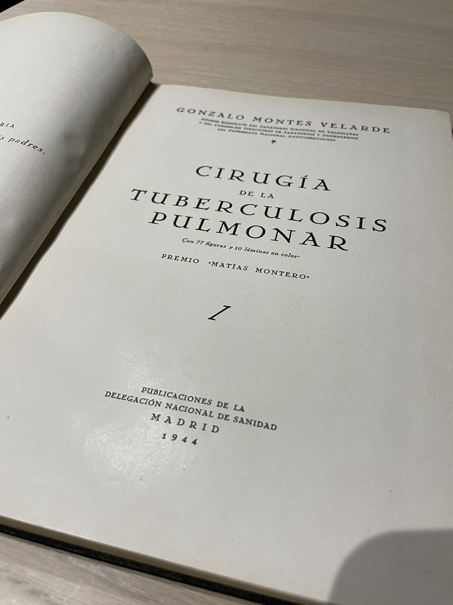 AngelCilleruelo's tweet photo. Hace unos días un anestesista de mi hospital me ha regalado esta joya de 1944.  

🦠🫁El origen de la cirugía torácica como especialidad está ligado con el tratamiento quirúrgico de las infecciones respiratorias, un tema prácticamente “olvidado” en nuestro día a día. https://t.co/CNQ9Zjoo8w