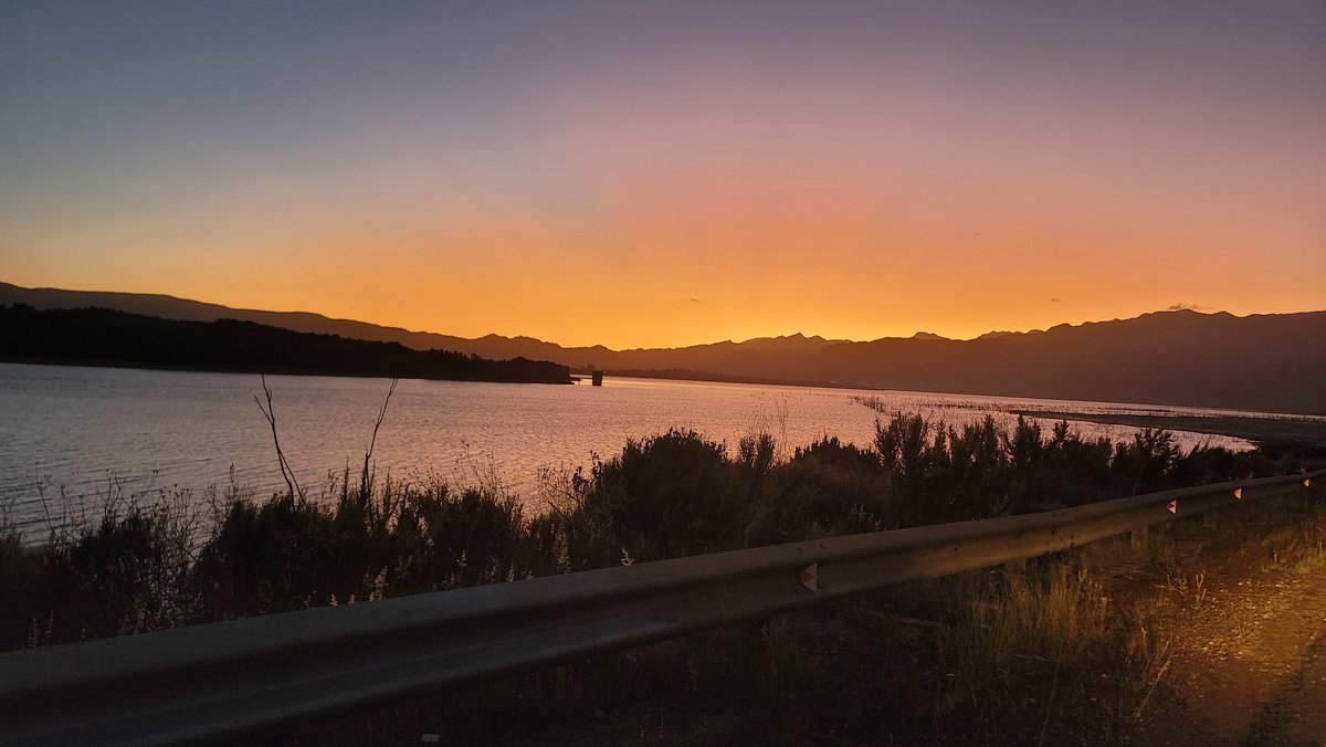 lawnmunchkin's tweet photo. This first #SundaySunsets of 2023 is brought to you from South Africa! I'm currently sitting at the airport on my way home from a fabulous 3 weeks of travel.

Thank you to our fabulous hosts! @RoarLoudTravel @MadHattersNYC @_sundaysunsets_ https://t.co/gAoTB9a551