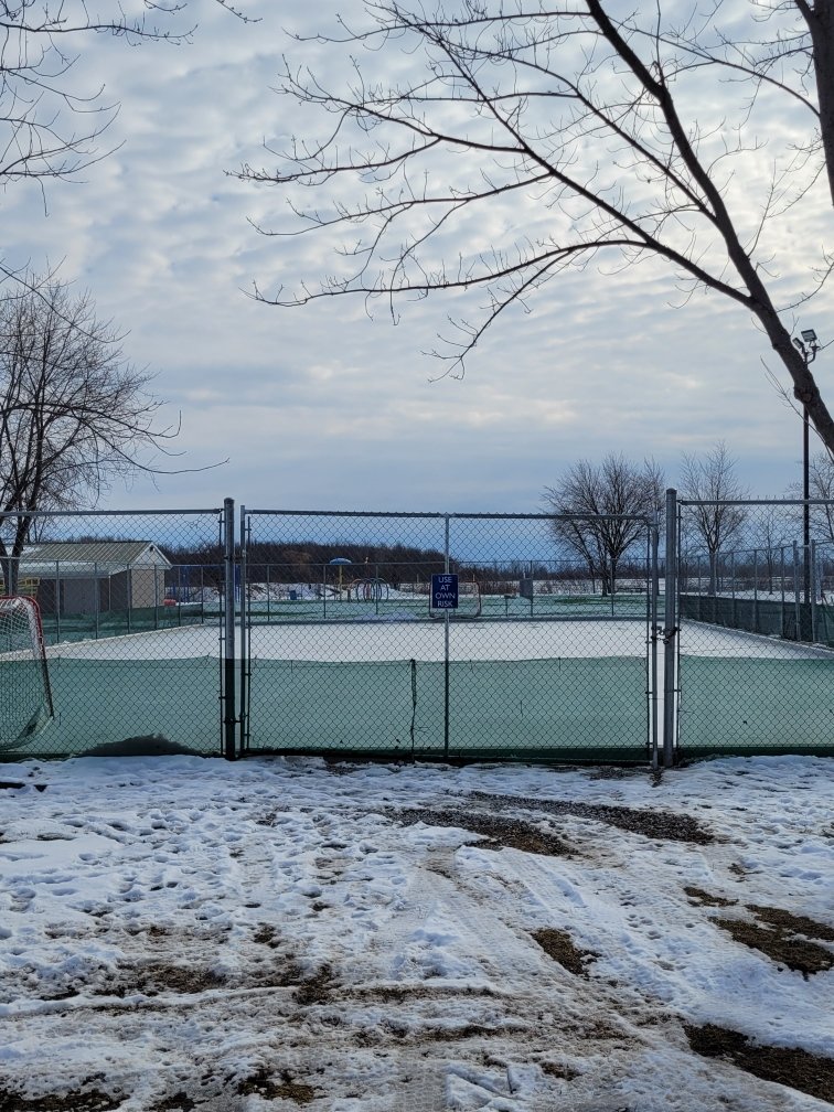 MayorJeffAgar's tweet photo. Thank you to Sombra Sports and Recreation for all of your hard work on the outdoor rink. If only the weather would cooperate, this is the perfect spot for some family fun. Kudos to all of those involved! I'll cross my fingers for a few more cold days! https://t.co/DtojtLCroq