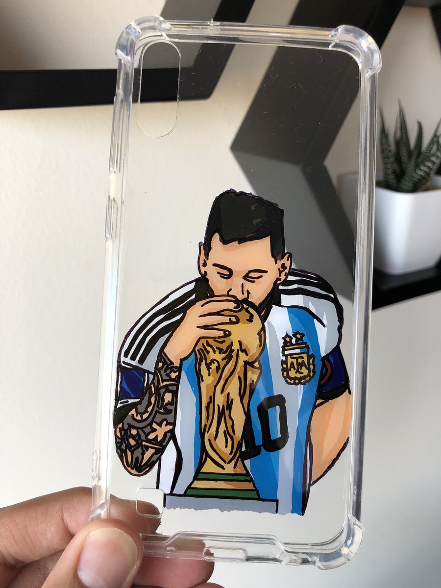 IvanOlocco's tweet photo. El momento más lindo de la historia del futbol pintado a mano en una funda🇦🇷🏆
Messi y la copa del mundo😍 https://t.co/aBhKW50Ji9