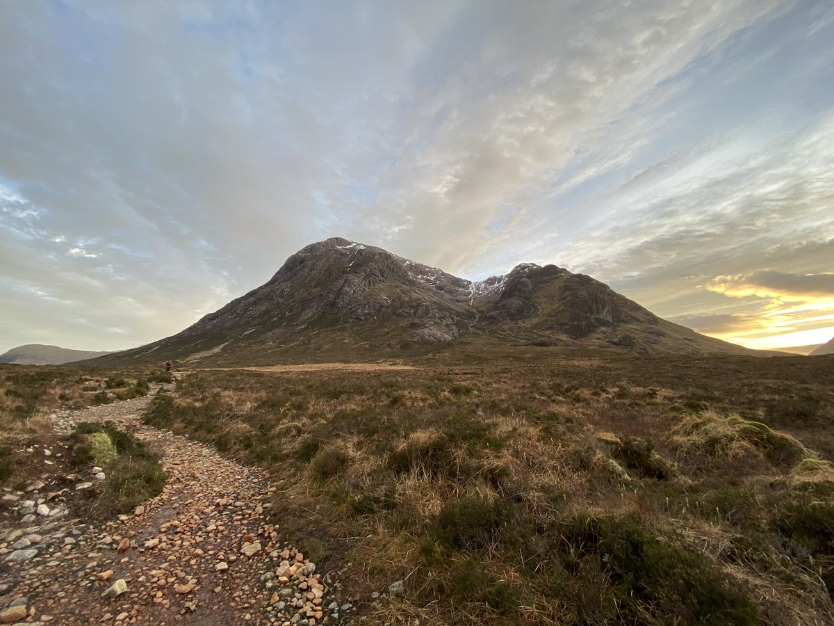 AlanLaw_'s tweet image. Awesome day on Buachaille Etive Mòr. Not much snow, but where it has persisted, it was solid! Crampons and axe needed #ScotWinter #thinkwinter