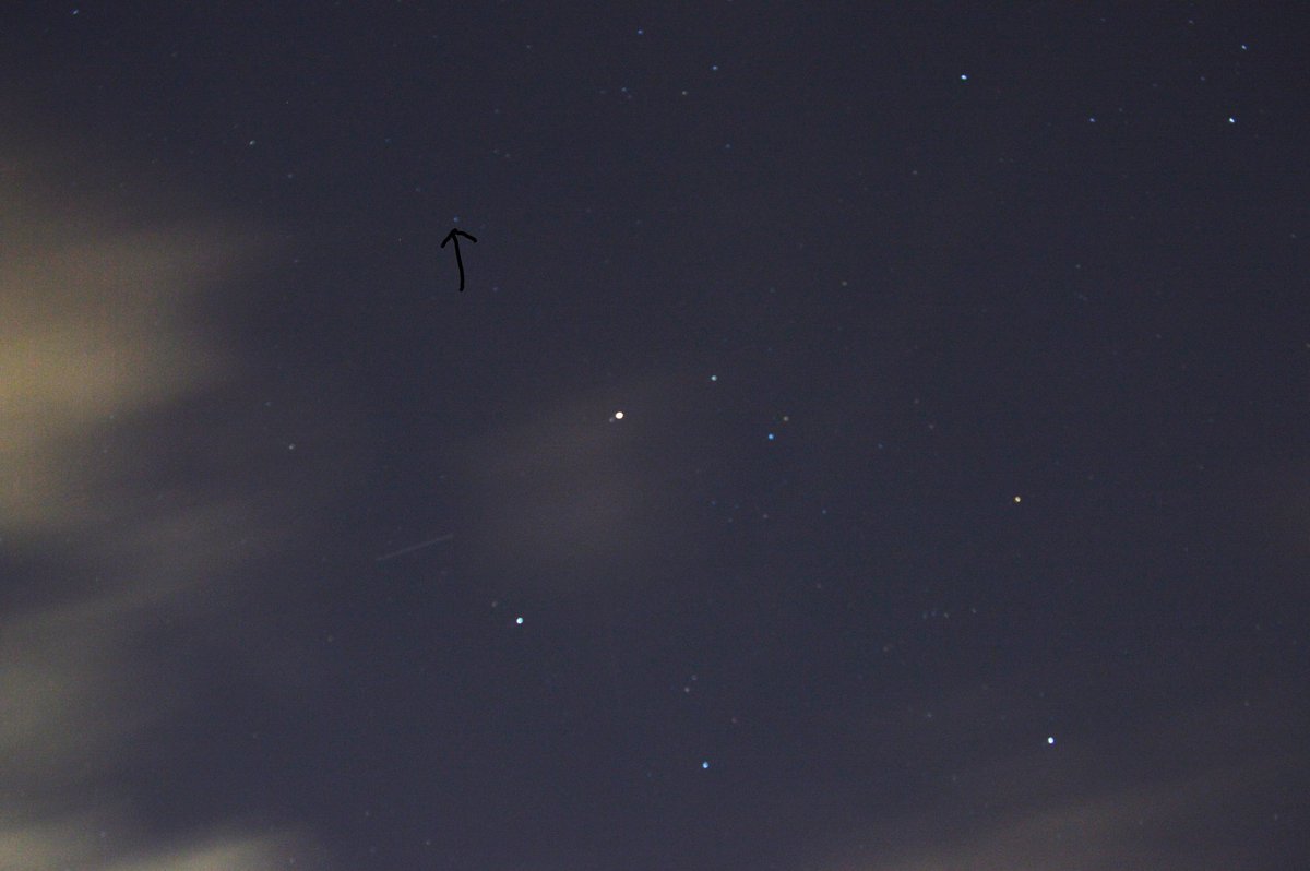 johan_klos's tweet photo. Goedenavond de #vollemaan en volgens mij heb ik ook de #komeet er op met ook de #Voerman en #planeet #Mars en #Jupiter met zijn #manen erbij @Maanwijzer @hemel_waarnemen @StadSterren @SterrenKijken @NuSterrenkijken #weerfoto en door bij ons in het #dorp #Alblasserdam 🙋‍♂️🙋‍♀️🙋 https://t.co/pdjinavxK1
