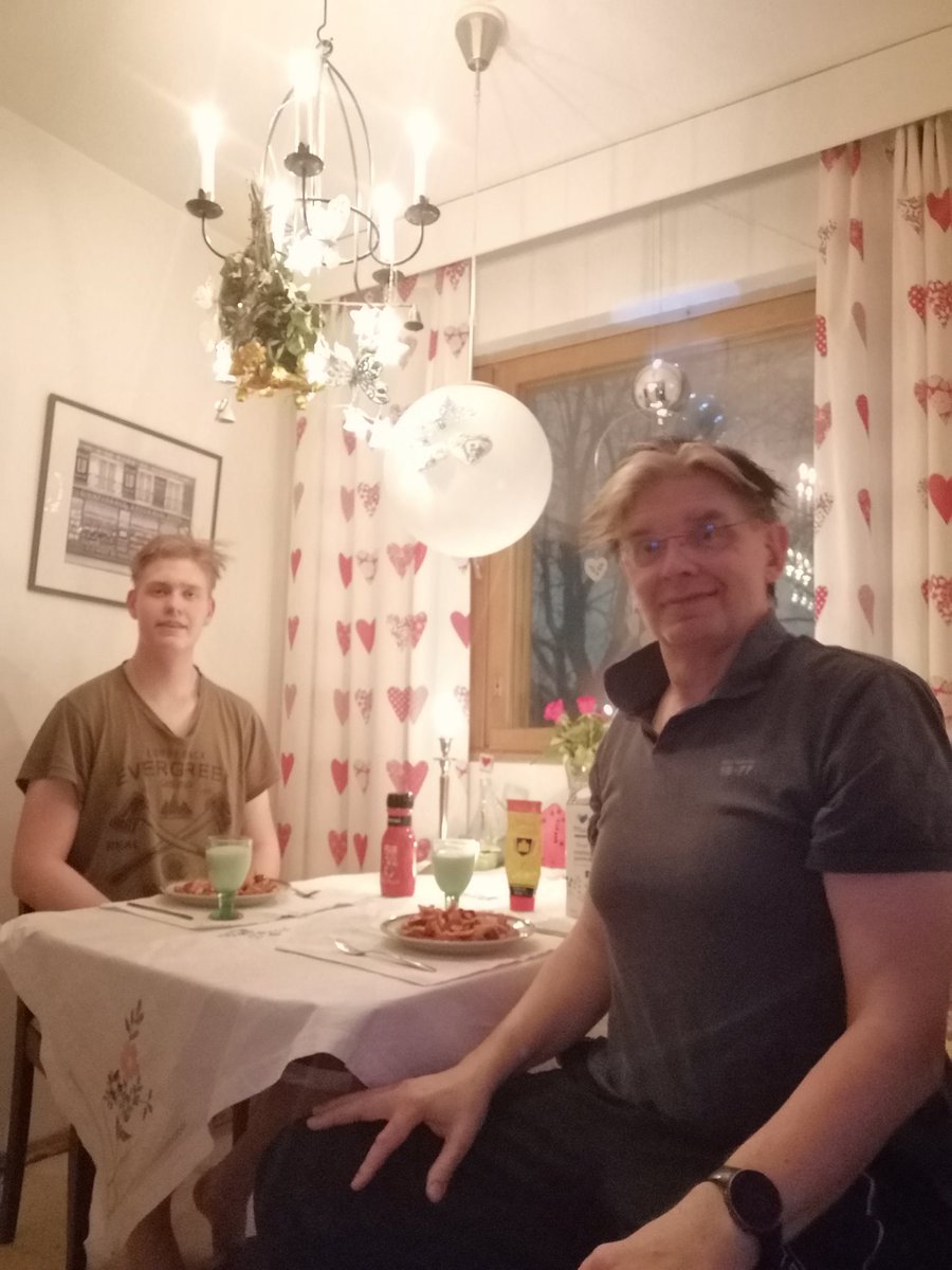 JuhaTenhonen's tweet photo. #äijäillallinen #mape #Kivikylän #hulluntuhti #punalappusii #mummon #ranut #tunnelma #pimeänsuhkero #kynttilät #kukatkertovatenemmänkuintuhatsanaa #ruusut #tummanpunainen #minäkaipaasinua #minärakastansinua #intohimoinenrakkaus https://t.co/8j986B6yd4