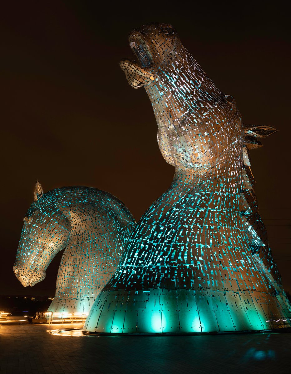 I'd been driving past this pair on my way to and from night classes at FVC. A stop was required. Surely the most inspired pieces of civic sculptures in Scotland.