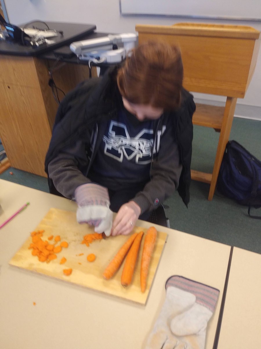 MU_HistoryDept's tweet photo. @MoravianU #ExperimentalArchaeology students perform a use wear experiment. After cutting carrots, leather, and wood with obsidian flakes, they studied macro and micro wear to see patterns were diagnostic of use - 86% success for carrots but only 33% for wood. #HandsOnHistory https://t.co/7eCmKAE04Z