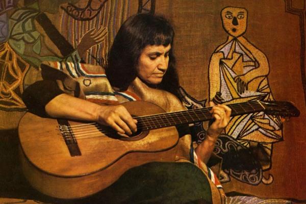 El aporte de #VioletaParra al quehacer musical y artístico chileno se considera unánimemente de gran valor y trascendencia. #MujeresAlSur #MujeresQueHacenLaHistoria #Chile
