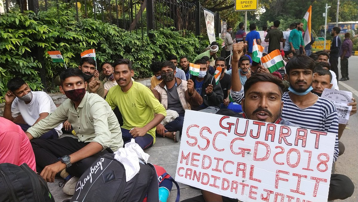 DEOARYADEO2's tweet photo. #SSCGD2018_HMO_JOINING_DO 
SSC GD की युवा पीढ़ी ये सिस्टम से परेशान है यह सरकार  5 किलो अनाज बांटने से सोच रहे जनता हमारे पीछे हैं लेकिन यह नहीं जानते हैं वही गरीब के ही बच्चे हैं जो 3 सालों से संघर्ष कर रहे हैं युवा मांगे नियुक्ति लेकिन सरकार इसे अनदेखी कर रही है @HMOIndia https://t.co/EQzmZmrTN1