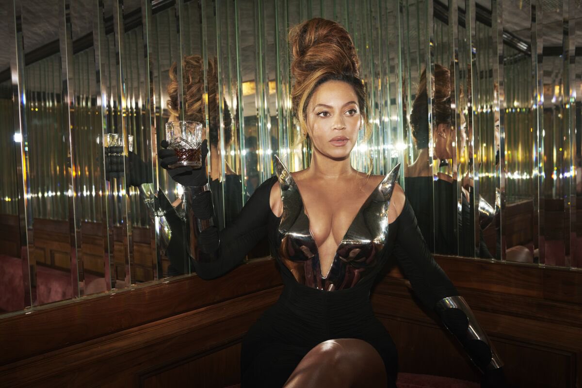 PopCrave's tweet photo. Beyoncé is stuck in traffic but will be at the #GRAMMYs soon. https://t.co/hO25DDzH7d