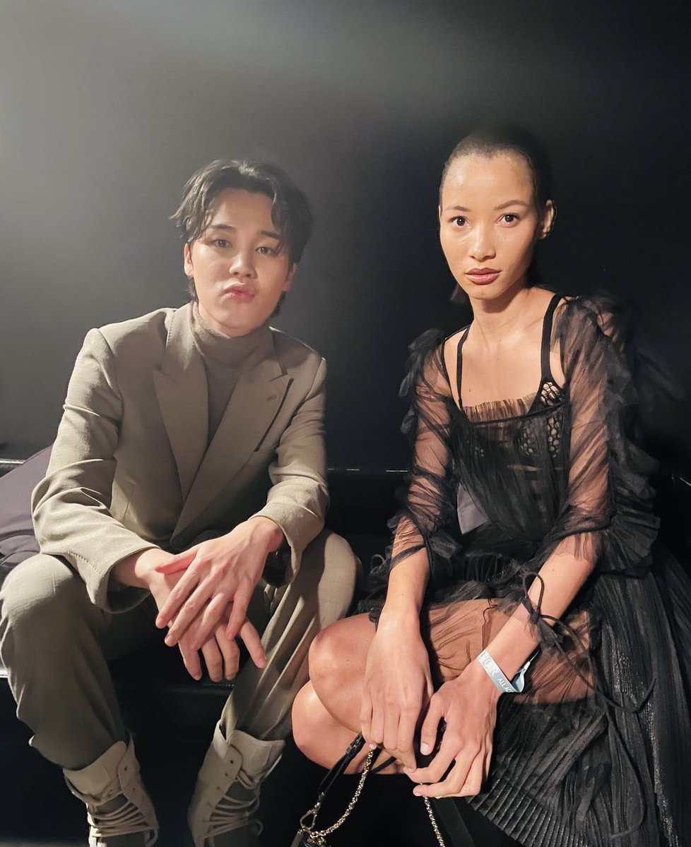 kiss_seven7's tweet photo. — La modelo lineisy montero público fotos con #Jimin durante el fashion show de dior en París. https://t.co/LNO0h0TuKN