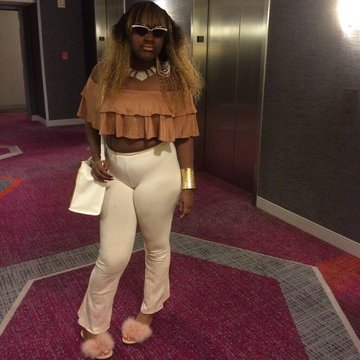 Cupcakke was just spotted waiting to get picked up to attend the Grammys 🧡🧡

 #Grammys2023 #GRAMMYs #GRAMMYLive #GRAMMYPremiere #GRAMMYsTNT @CupcakKe_rapper