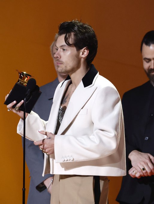 1doficialperu_'s tweet photo. 📸| Harry recibiendo el GRAMMY por 'Best Pop Vocal Album'  #Grammys 
-🦋 https://t.co/fHlvoQeAYd