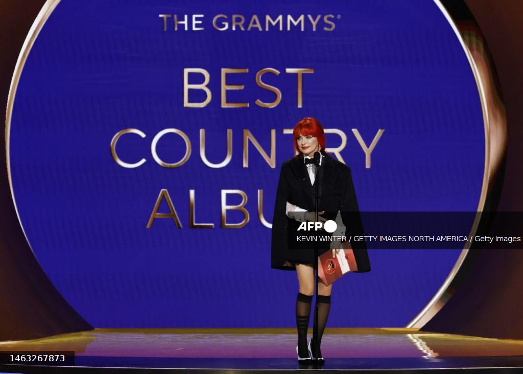 diario24horas's tweet photo. #GRAMMYs | Shania Twain entrega el premio a Mejor Álbum Country a Willie Nelson (@WillieNelson) por #ABeautifulTime. El cantante no se encuentra en la ceremonia.
👉 https://t.co/n1DE719LQD https://t.co/2REVtt6gZT
