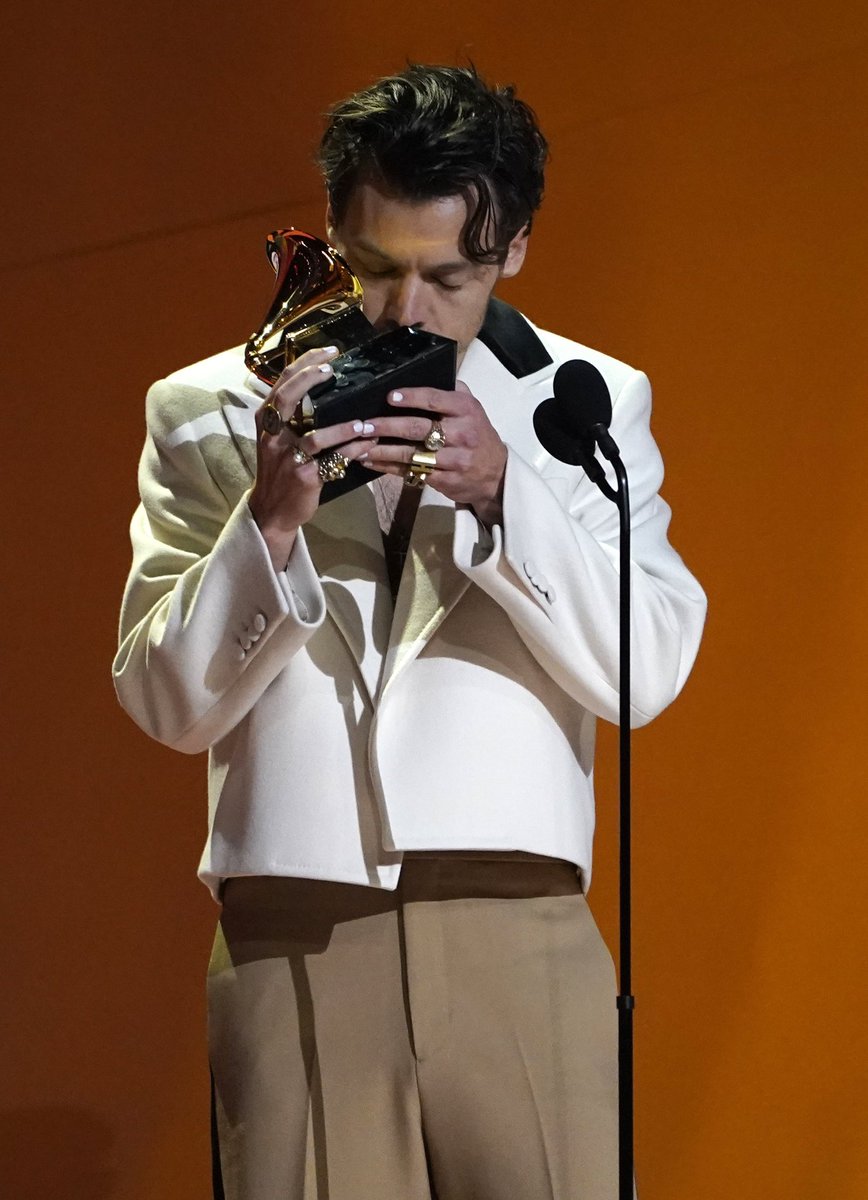 LHHQMedia_'s tweet photo. 📸| Harry besando su premio a Best Pop Vocal Album en los #Grammys! https://t.co/ezd21hcQrF
