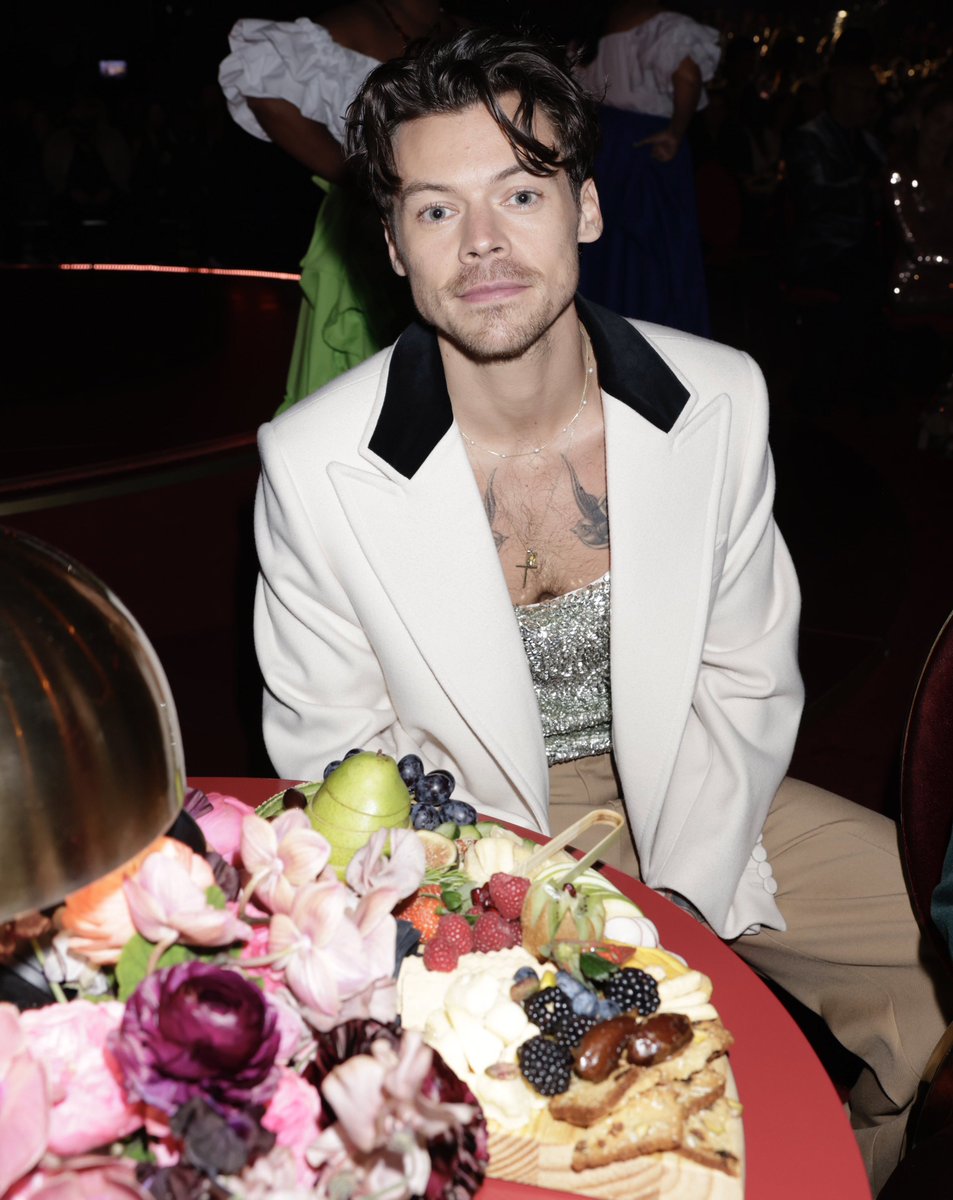 thehsbrasil's tweet photo. WOW! Harry em sua mesa no #GRAMMYs https://t.co/OAXf5GkaZ4