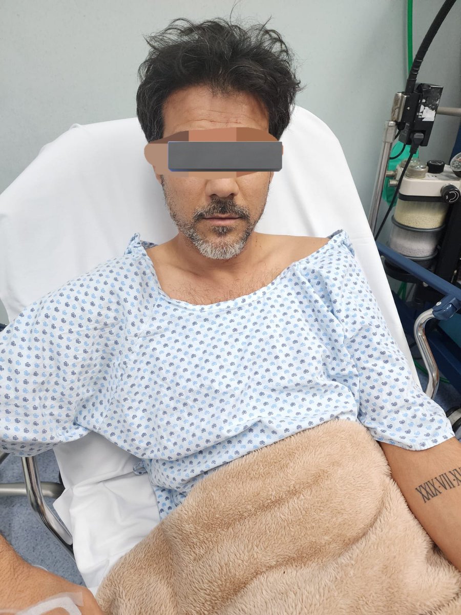 Ramiro_Escoto's tweet photo. #ImagenesFuertes el ahora detenido acusado de tentativa de Homicidio en agravio de su #ExEsposa Sandra Paola, Alejandro N ingresó a un hospital tras intentarse quitar la vida. Se recuperó la camioneta de Sandra en el estacionamiento del Hospital. (Fotos: @escamillajluis ) https://t.co/yDOZ63IldQ