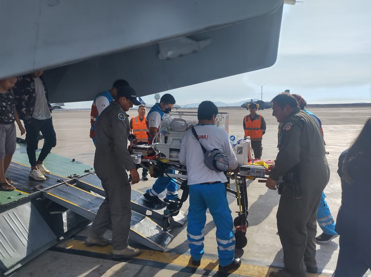 fapperu's tweet photo. #NoticiaFAP | La FAP realizó una evacuación aeromédica a un bebé de un mes y 23 días de nacido, desde Jaén hasta Lima para recibir atención médica de emergencia. El vuelo se realizó en una aeronave Antonov AN-32, gracias al convenio con el @SamuPeruMinsa y el @SISPeruOficial https://t.co/sbJEztuOuf