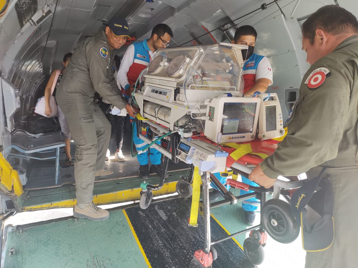 fapperu's tweet photo. #NoticiaFAP | La FAP realizó una evacuación aeromédica a un bebé de un mes y 23 días de nacido, desde Jaén hasta Lima para recibir atención médica de emergencia. El vuelo se realizó en una aeronave Antonov AN-32, gracias al convenio con el @SamuPeruMinsa y el @SISPeruOficial https://t.co/sbJEztuOuf