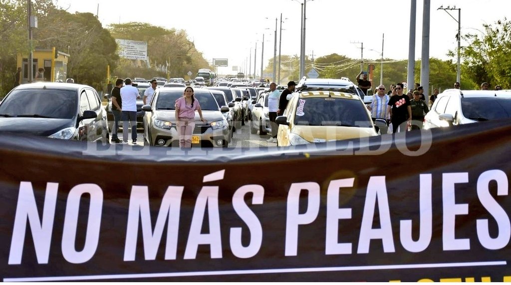 JohannaRoperoA's tweet photo. Hace 28 años mujeres porteñas, entre ellas Francia Rosales; marchaban por el NO Peaje Papiros exigiendo su desmonte. 
Desde hace unas semanas @KarolSolisMenco retomó esta lucha y luego de la manifestación de hoy, el peaje no será cobrado temporalmente.

#NOMASPEAJEPAPIROS https://t.co/0B6KtHrCBt