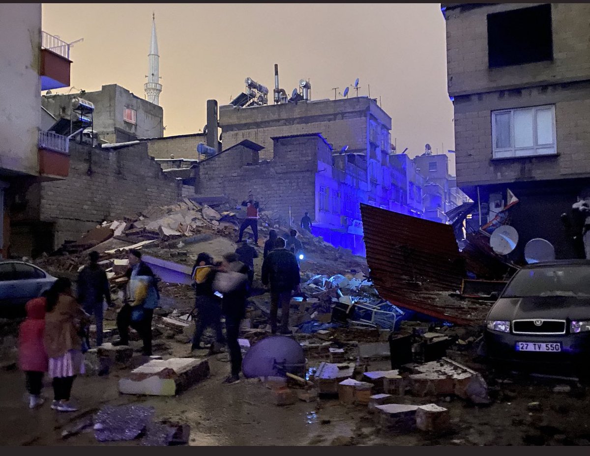 GundemiAntep27's tweet photo. 25 Aralık mahallesi. 8 kişi enkaz altında. https://t.co/FA30WJNAde